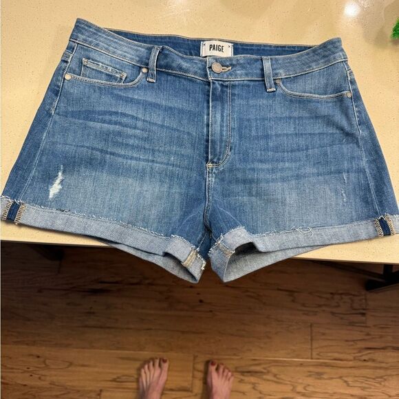 PAIGE Blue Jean JIMMY JIMMY Shorts with Cuffed Hem and Distressed Details - Picture 1 of 4